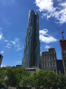 Me encantan las obras de Gehry, siempre llenas de movimiento.